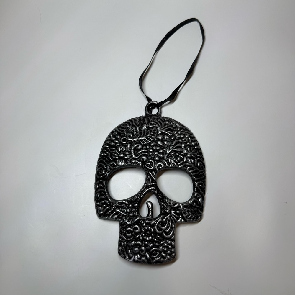 Metal Skull Head Hanging Wall Decor